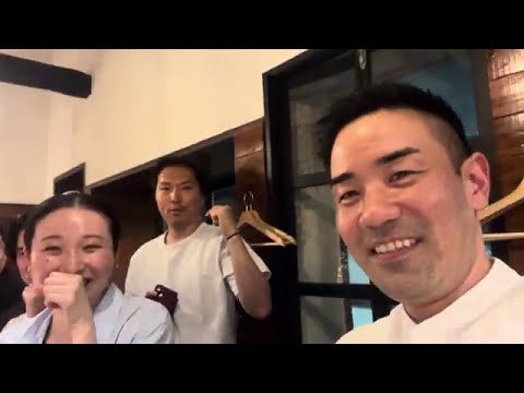 契約条件について話す公式公開インタビュー